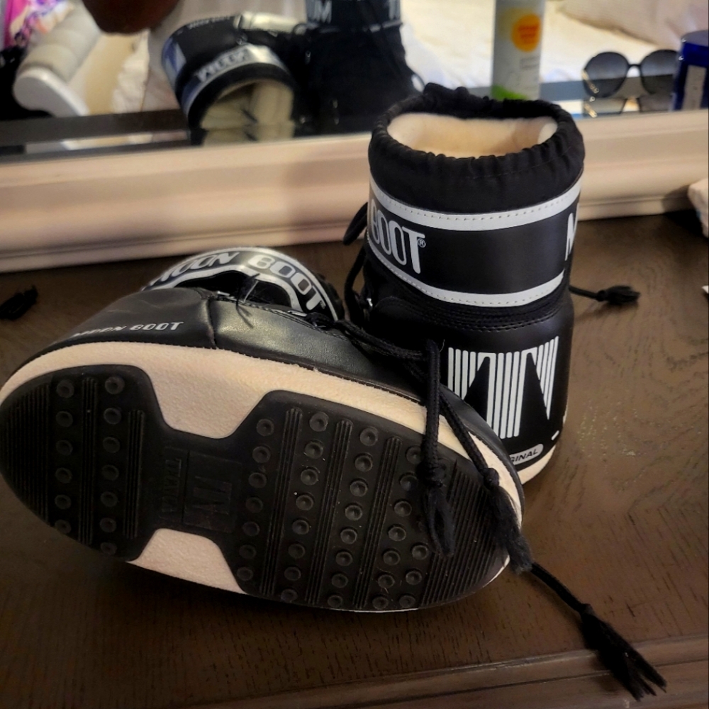 Moon BootClassic Bicolor Lace-Up Short Snow Boots (BLK) used size 33-35